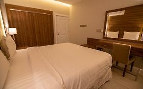 قولدن سكوير طريق الرياض Golden Square Riyadh Road